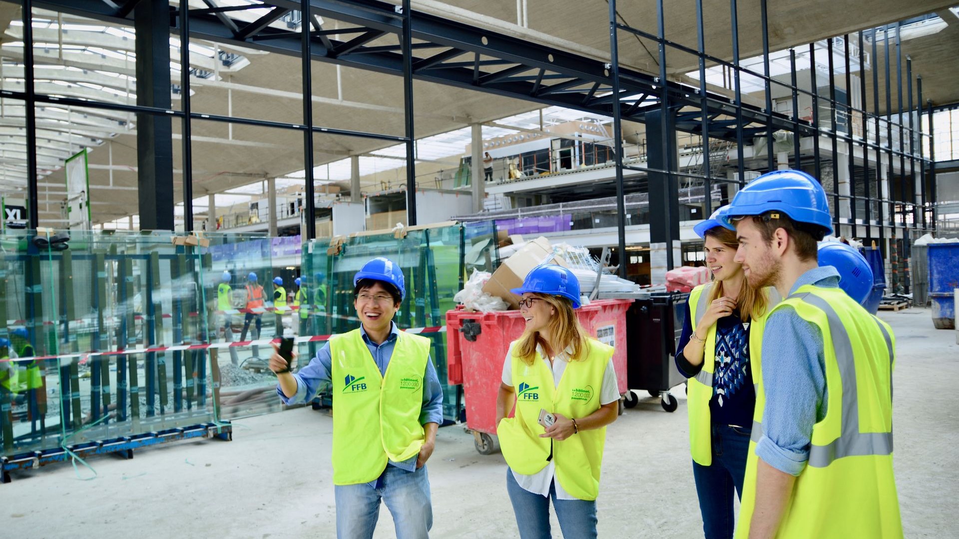 Técnico de segurança do trabalho com capacete e colete refletivo em ambiente industrial